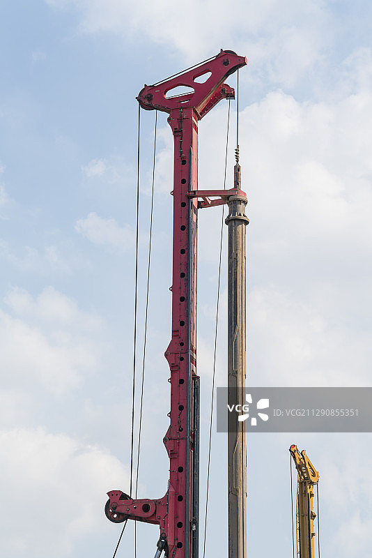 蓝天白云背景的打桩机图片素材