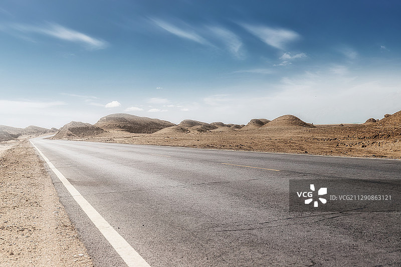 荒漠中前进的道路图片素材