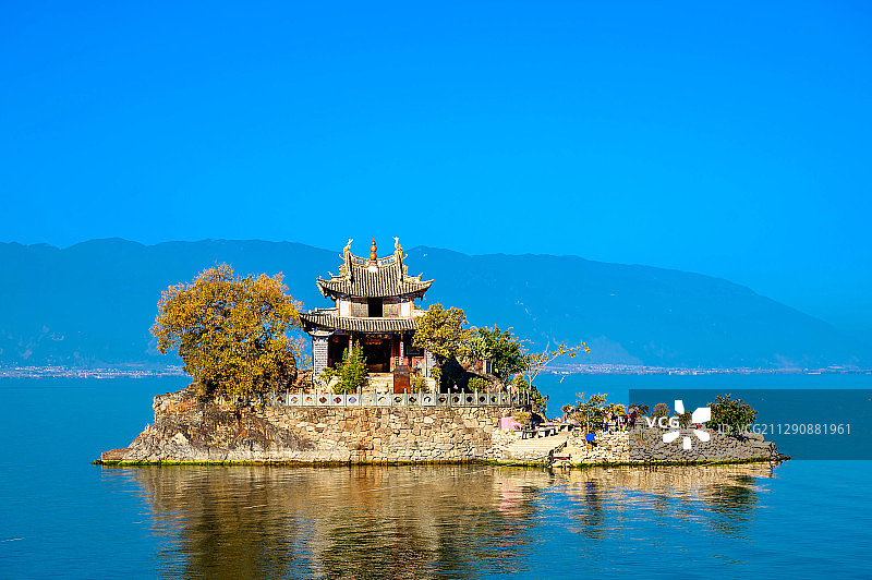 云南大理洱海上的小普陀寺图片素材
