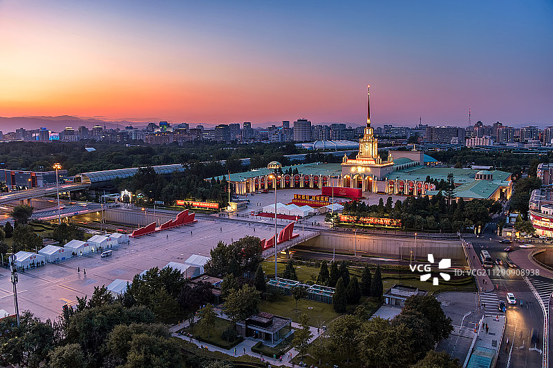 70周年国庆活动期间的北京展览馆晚霞图片素材