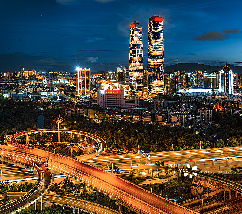 云南昆明西山万达广场双塔夜景图片素材