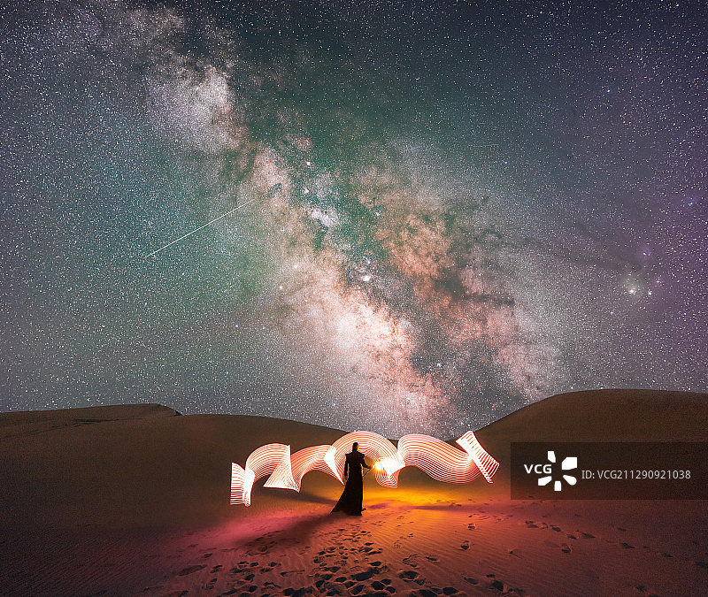 星空下沙漠孤独的人魔法光辉图片素材