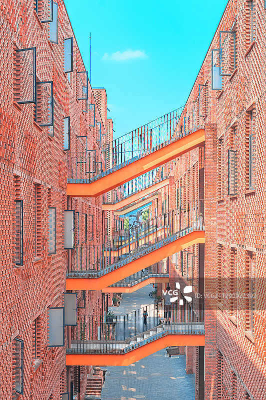 重庆市大学城四川美术学院马卡龙色教学楼图片素材