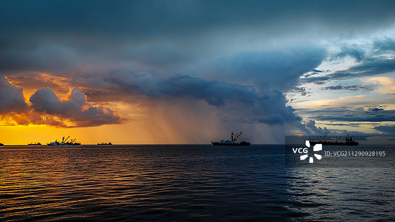 密克罗尼西亚海边的捕鱼船图片素材