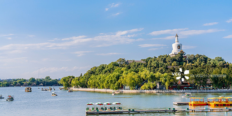 中国北京北海公园白塔和游船图片素材