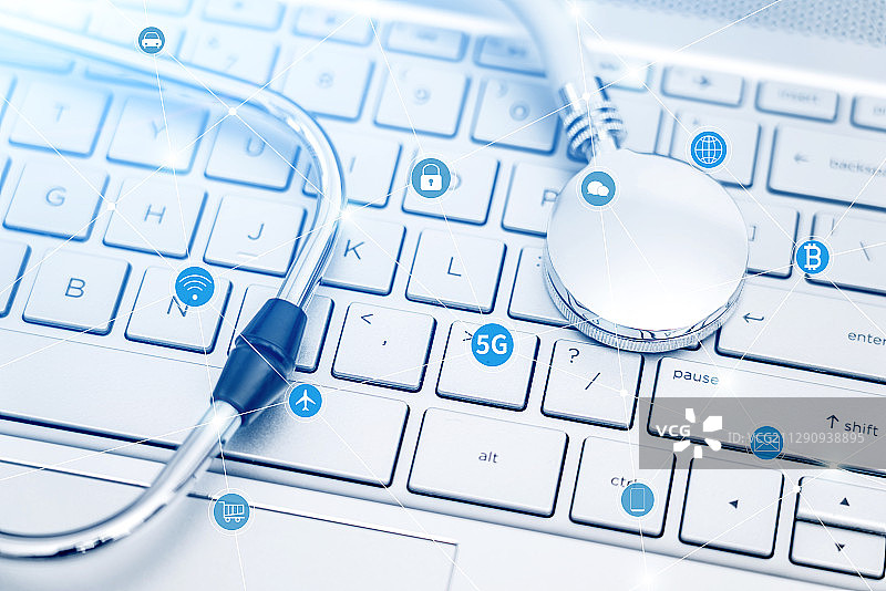 听诊器放在银色电脑键盘上和区块链数据互联概念图片素材