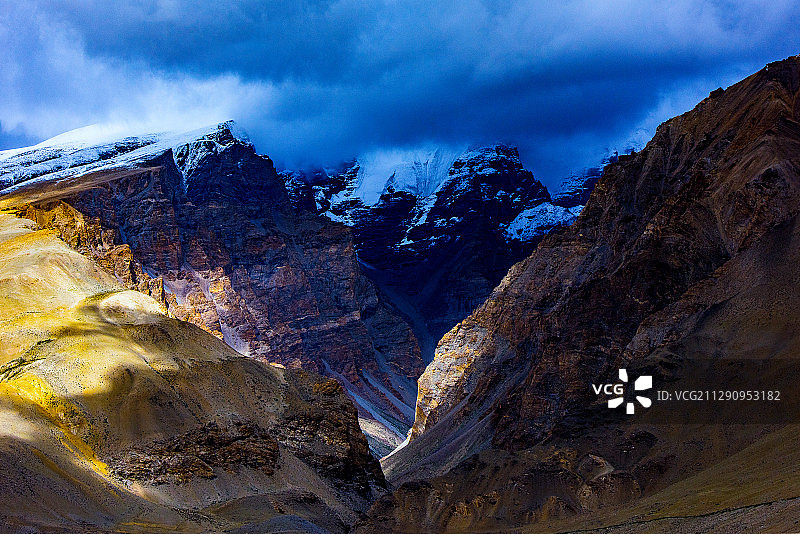 雾埋神山图片素材