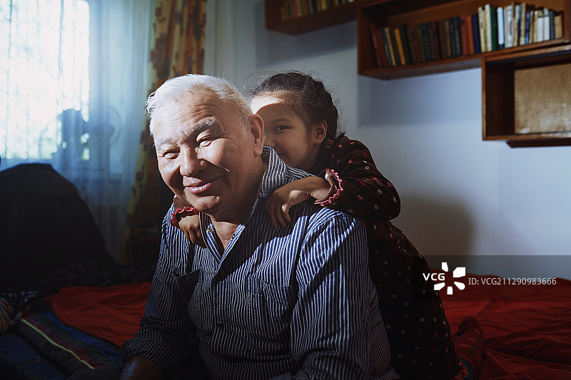 爷爷和孙女在家玩得很开心图片素材