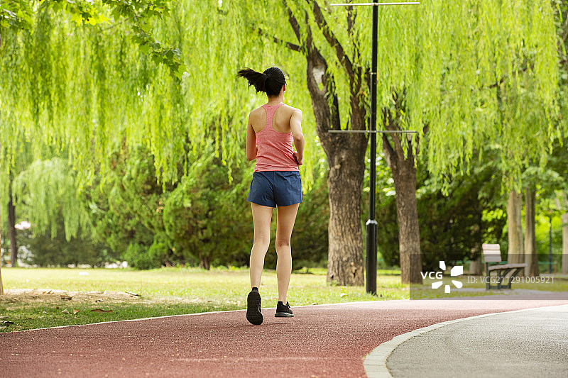 青年女子户外跑步运动图片素材