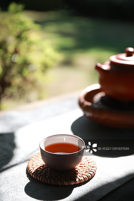 木桌上的普洱茶图片素材