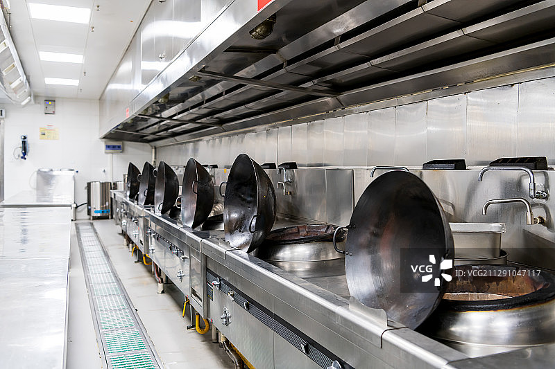 现代中式餐厅商业厨房铝合金饭店后厨场景图片素材