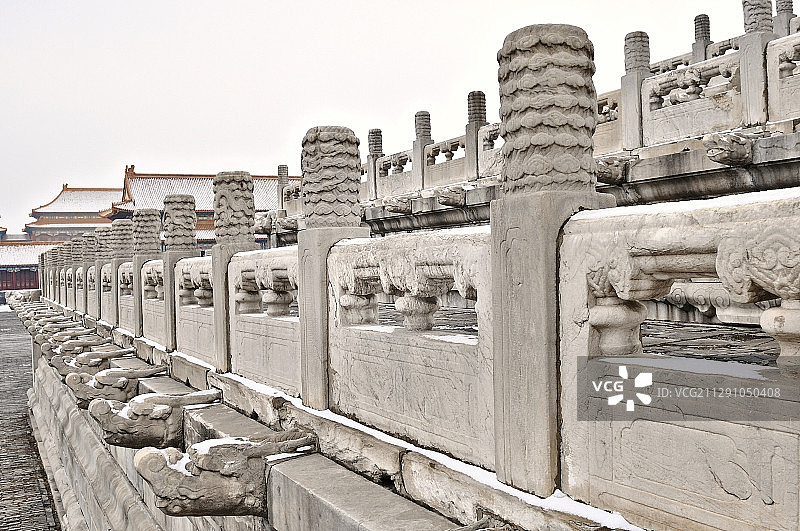 雪中故宫太和殿汉白玉台基上的望柱和栏板图片素材