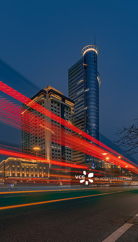 城市建筑夜景车轨，拍摄于厦门鹭江道图片素材