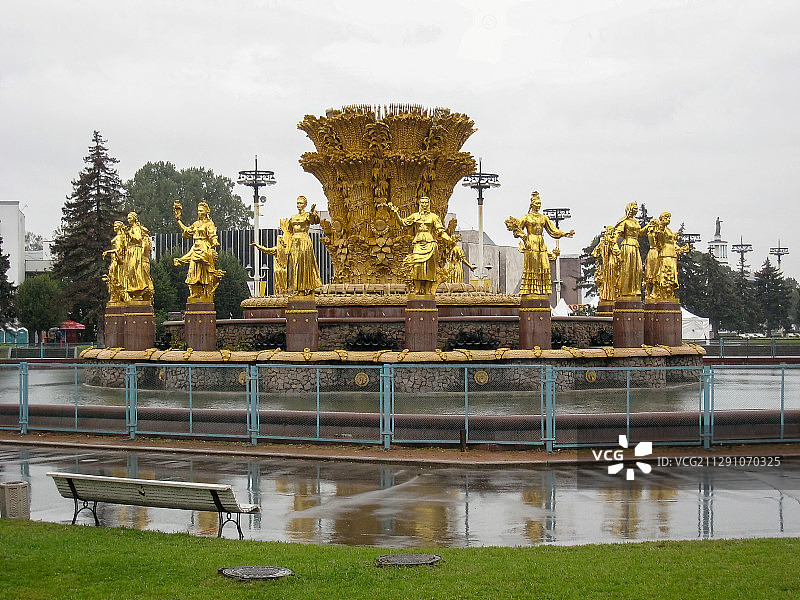 俄罗斯金色雕像喷泉图片素材