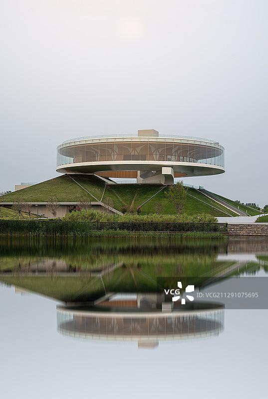 中国河南郑州黑川纪章纪念馆倒影图片素材