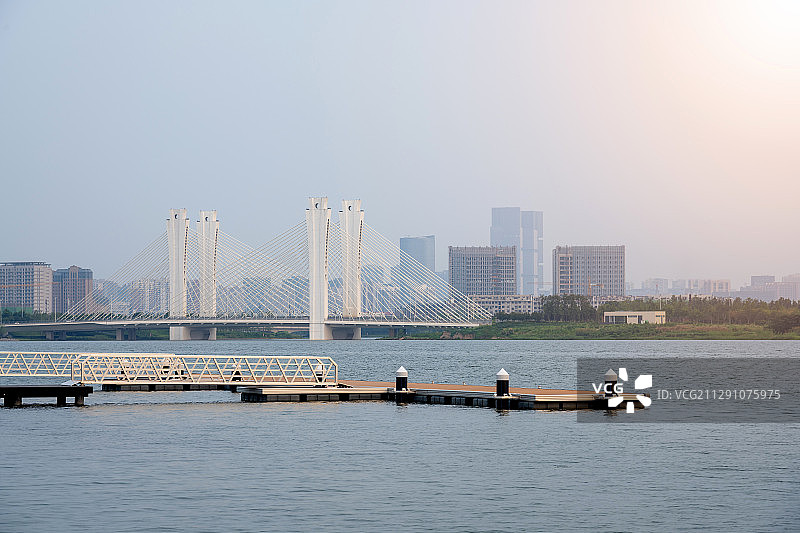 中国河南郑州北龙湖游船码头及斜拉桥图片素材