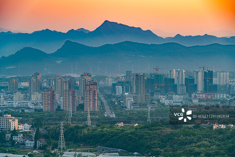 晚霞下的中国浙江省台州市天台县县城图片素材