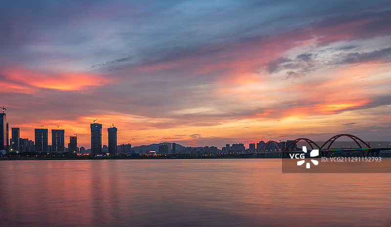 湖南省长沙市福元路大桥与湘江火烧云图片素材