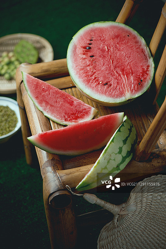 夏日纳凉静物竹椅上的西瓜图片素材