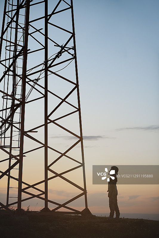 在航天发射场的宇航员女性，身穿太空服和头盔图片素材