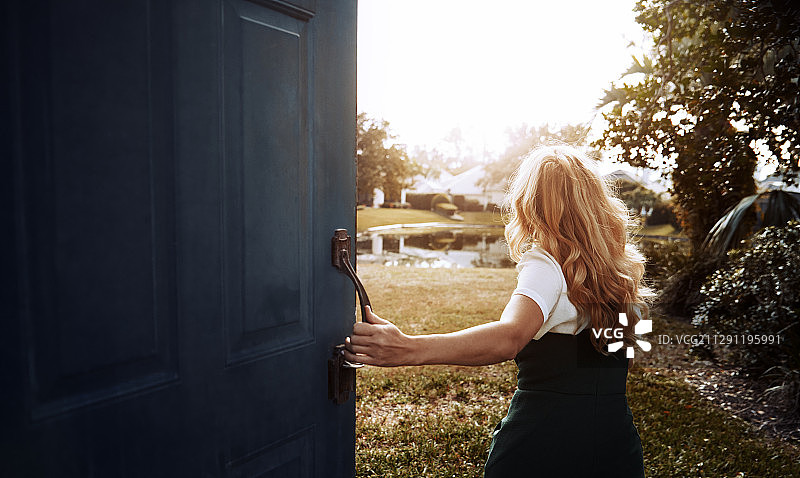 快乐的女人在敞开的门旁跑步，适合做书籍封面图片素材