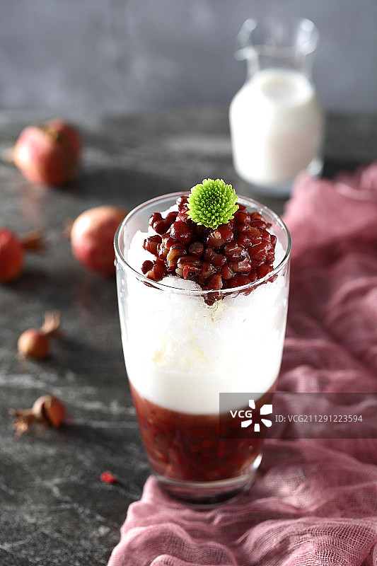 夏日美食饮品红小豆沙冰沙奶昔图片素材