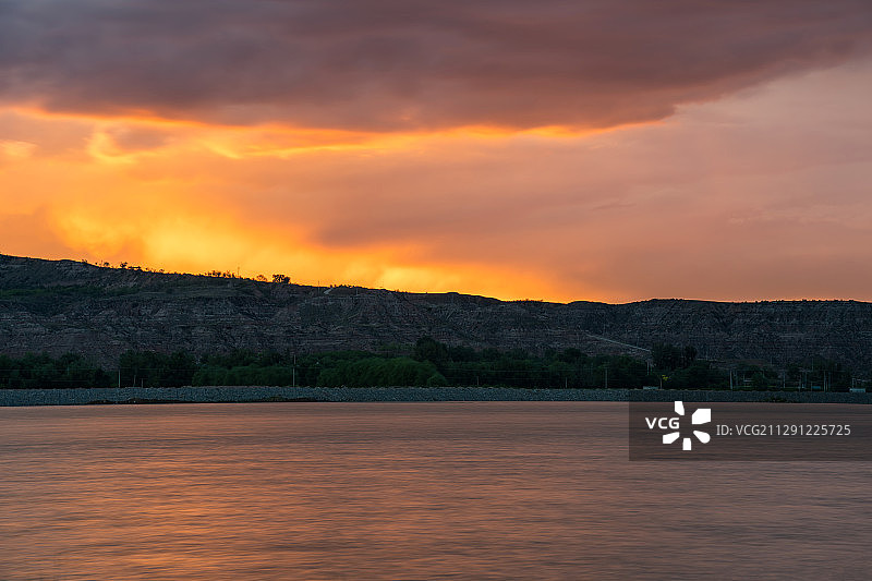 河曲县黄河多云日落火烧云图片素材