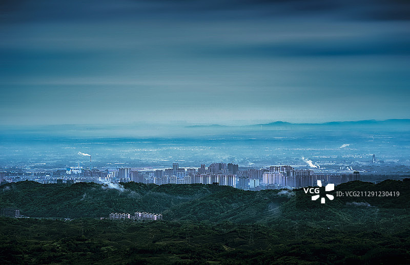山下的城市图片素材