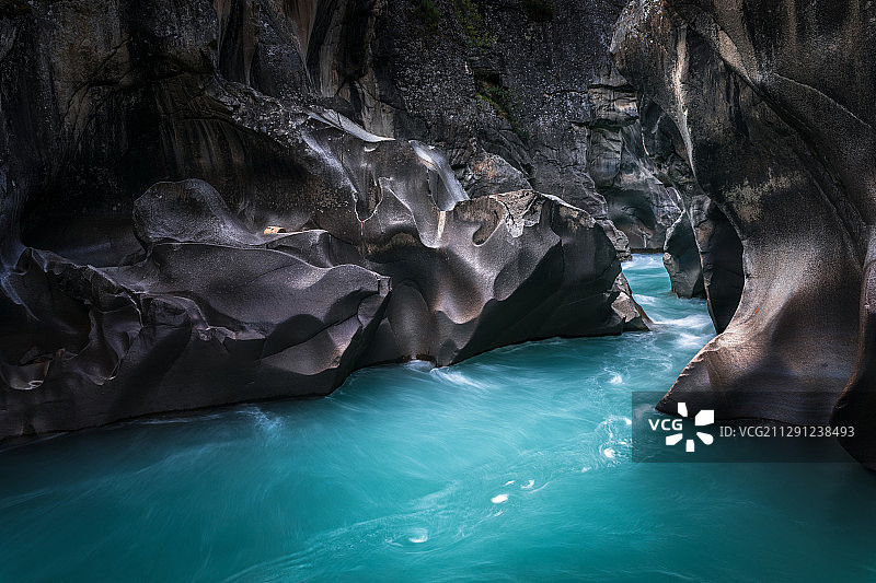 察隅千年水磨岩   西藏林芝市察隅县图片素材