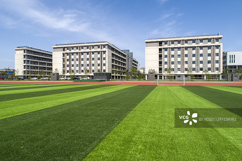 校园足球场人造草坪塑胶跑道图片素材