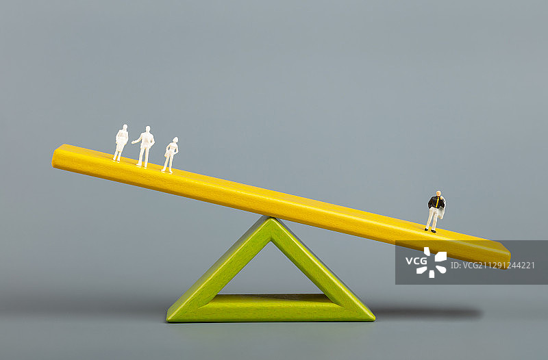 几何木制积木平衡就业竞争力图片素材