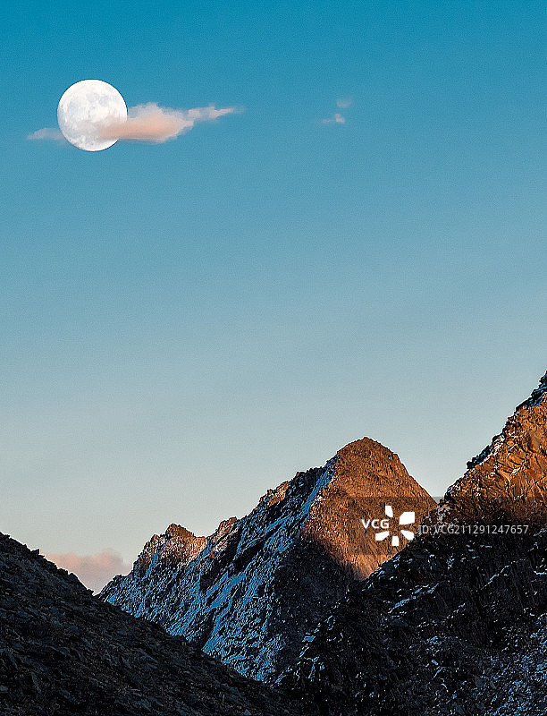 月上山尖图片素材