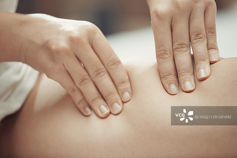 按摩治疗师在病人腹部按摩的手图片素材