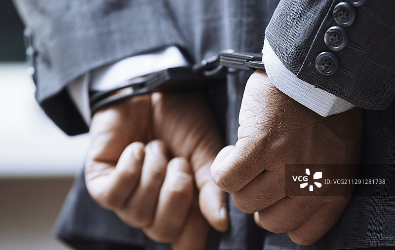 戴着手铐的被捕商人图片素材