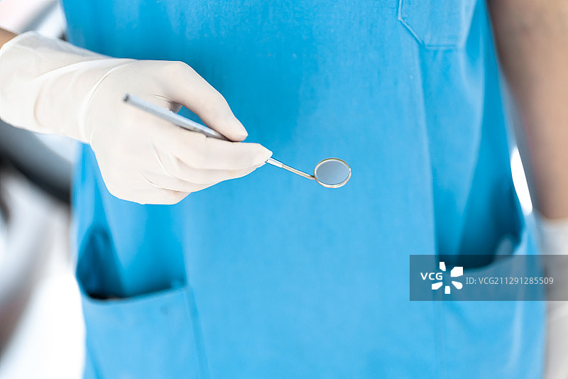 牙医带白手套拿着口镜图片素材