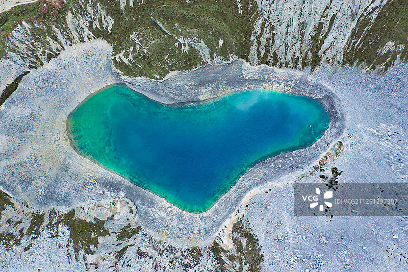 航拍稻城亚丁五色海图片素材