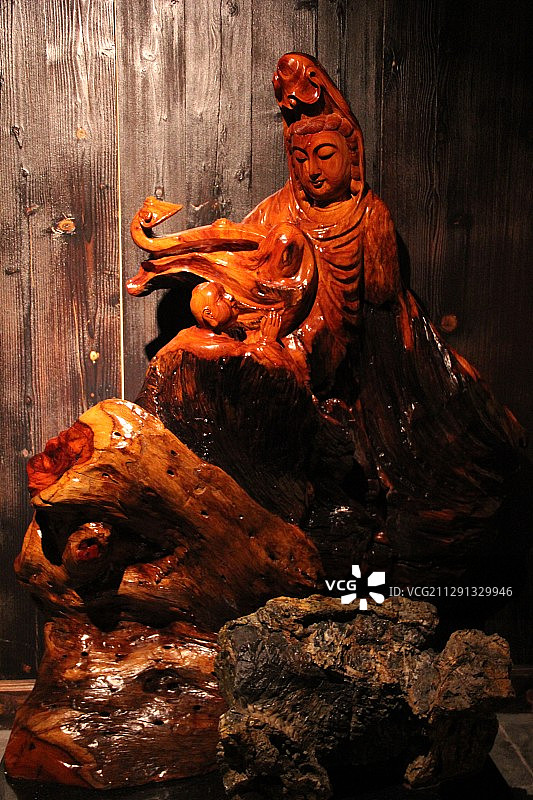 在博物馆众多的雕像中这个观音送子,让人感觉亲切.图片素材