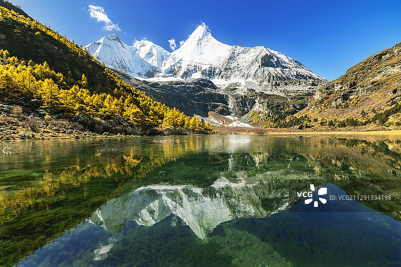 央迈勇雪峰图片素材