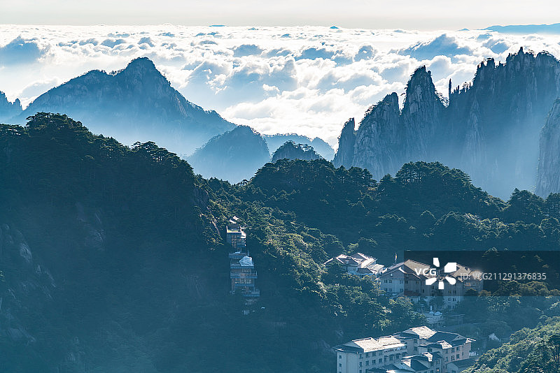 晨间中国安徽省黄山市黄山风景名胜区北海景区云海与山峰图片素材