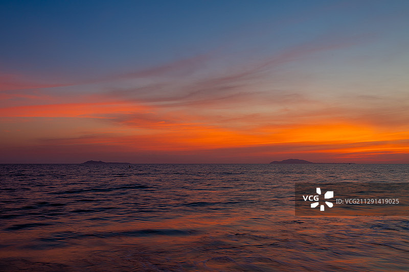 晚霞中的三亚亚龙湾海面图片素材