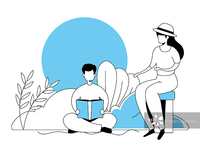 情侣在公园里阅读图片素材