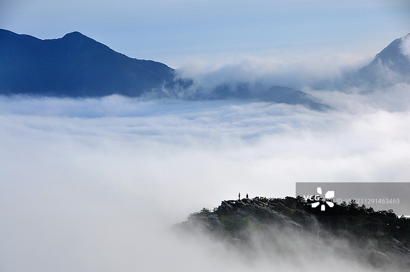 庐山五老峰顶云海中对话的游客图片素材