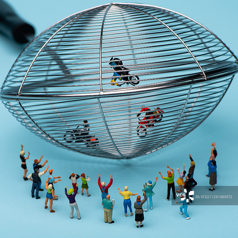 铁笼摩托车特技表演图片素材