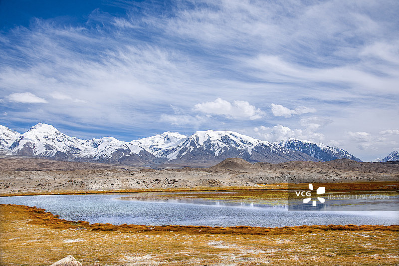 新疆帕米尔高原葱岭上的喀拉库勒湖图片素材