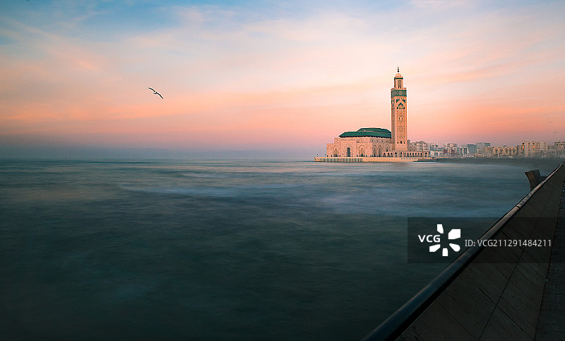 落日余晖下的卡萨布兰卡清真寺图片素材