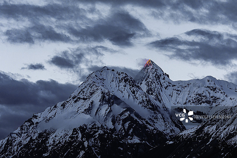 阳光照在然乌湖旁的山峰上图片素材
