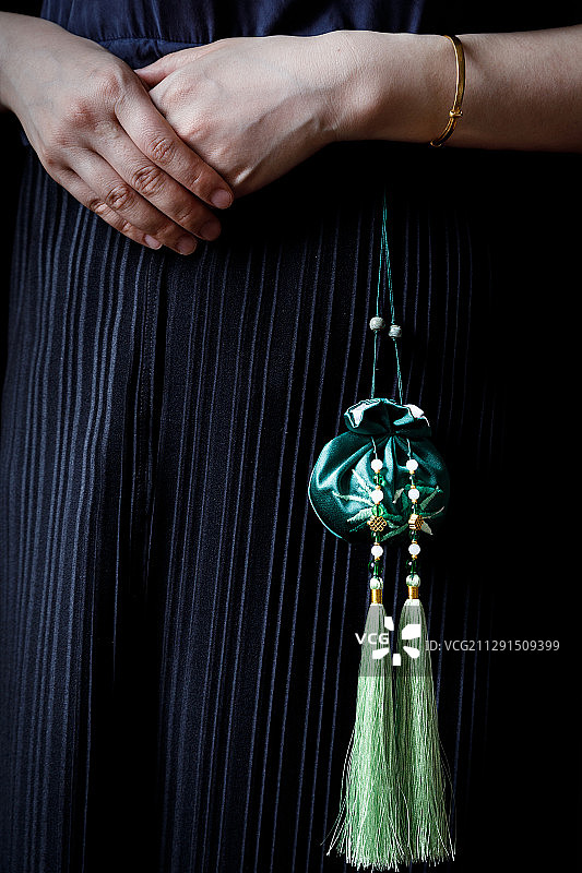 中国传统女红刺绣艾草香囊图片素材