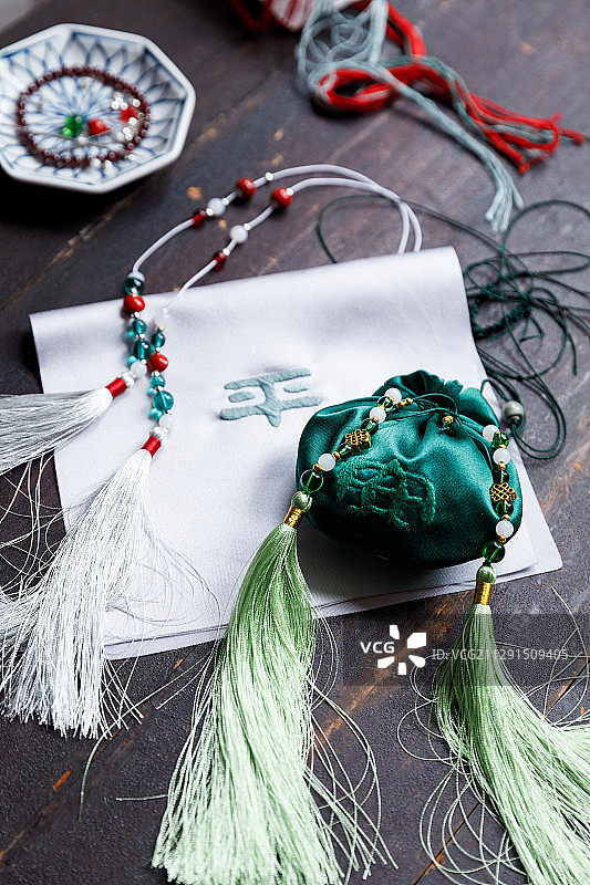 中国传统女红刺绣艾草香囊图片素材