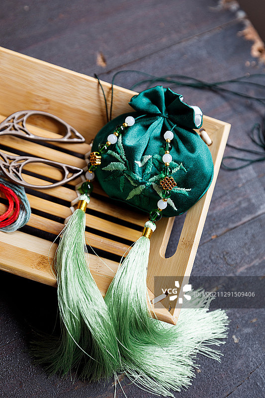 中国传统女红刺绣艾草香囊图片素材