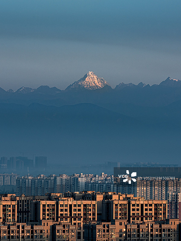 远眺幺妹峰图片素材
